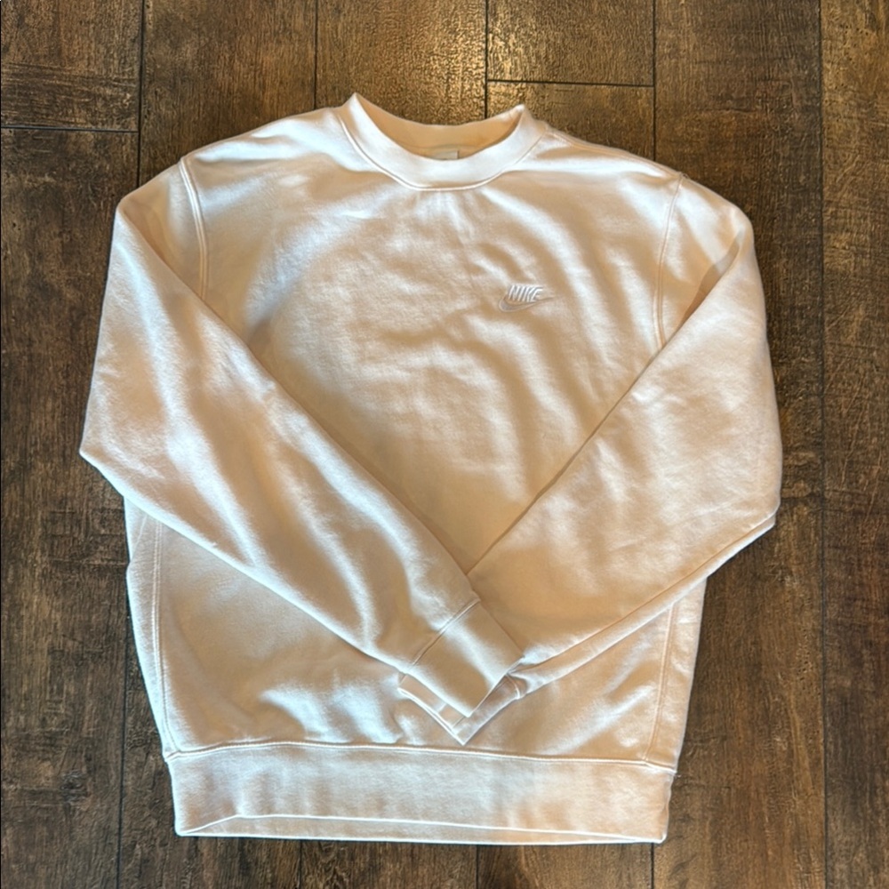 Light pink Nike crew neck sweatshirt in Medium. Super soft! Like brand new!